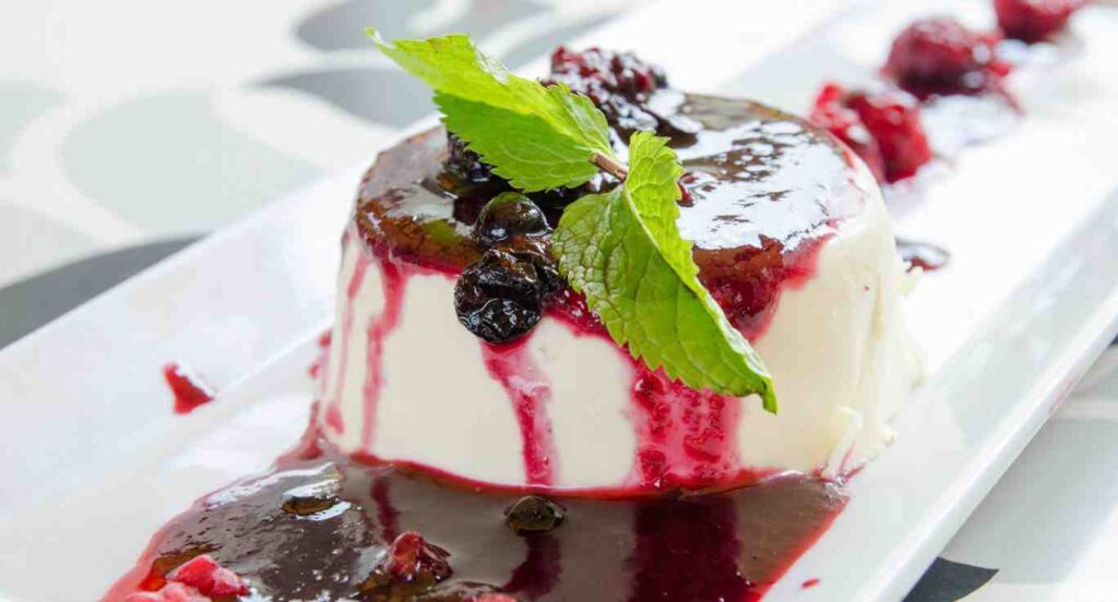 Panna Cotta com Calda de Frutas Vermelhas