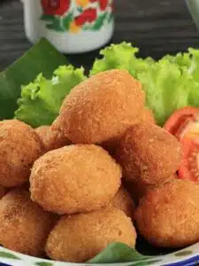 receita-bolinho-aipim-com-queijo